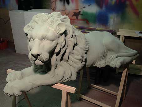 Sculpture lion vitrines