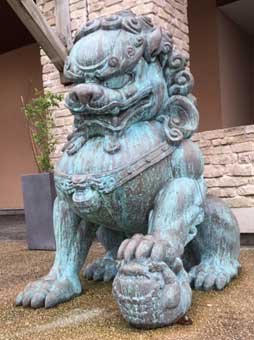 Sculpture lion chinois en bronze oxydé